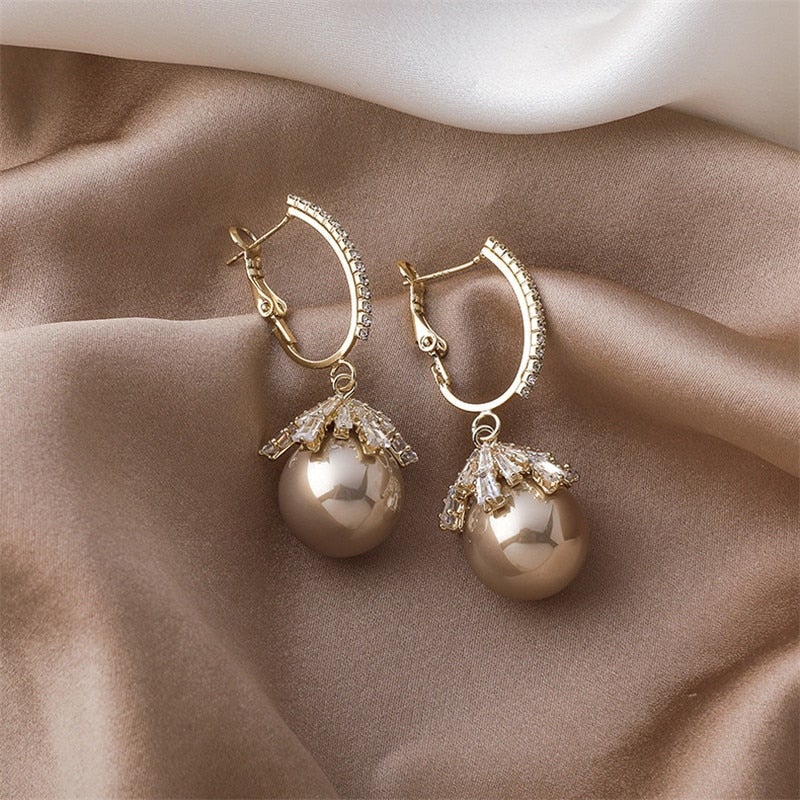 Elegante Ohrringe mit Perlen und funkelnden Zirkonia-Steinen