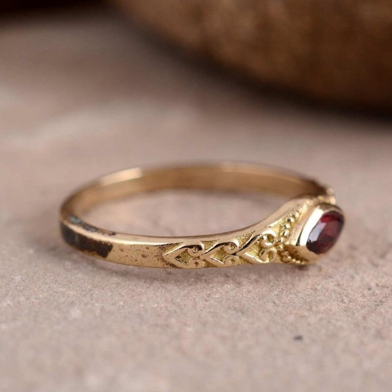 Goldener Vintage-Ring mit rotem Kristall