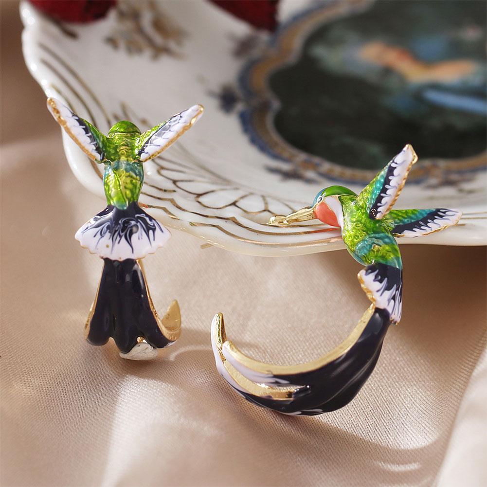 Exotische Kolibri Emaille Ohrringe mit einzigartigem Design