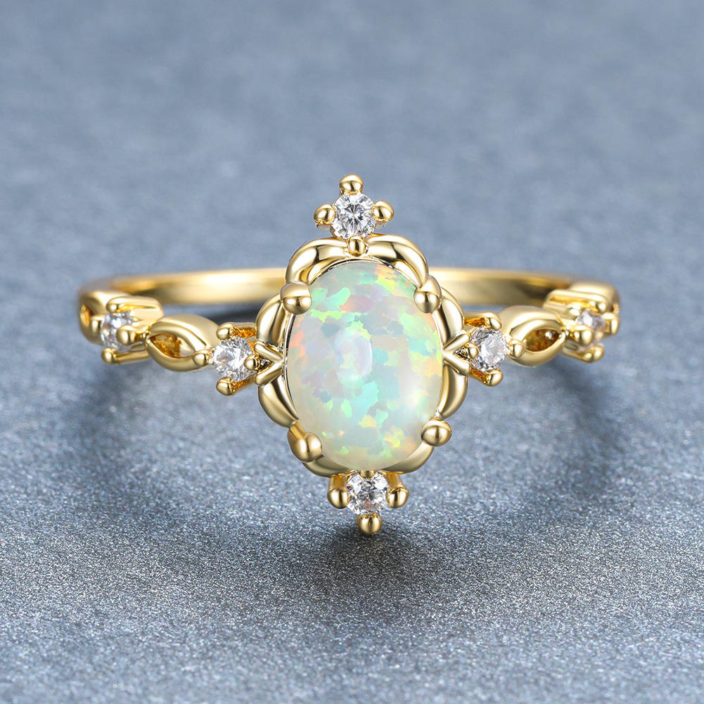 Eleganter Vintage-Ring mit Opal und Zirkonia