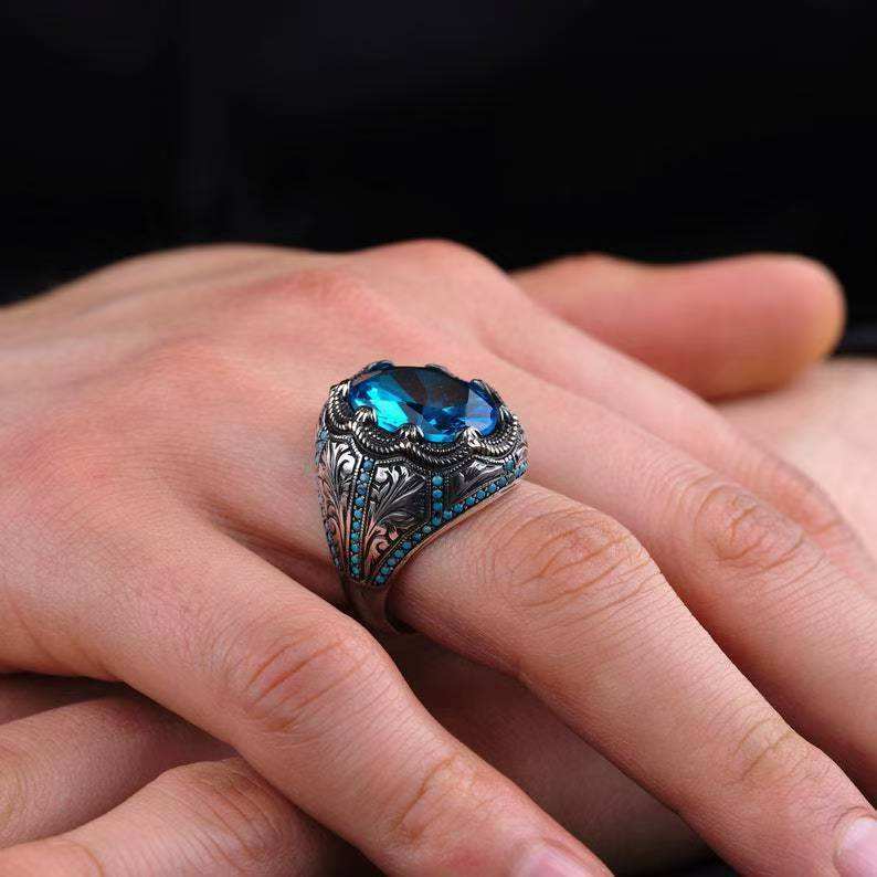 Handgefertigter Vintage-Ring mit blauem Stein