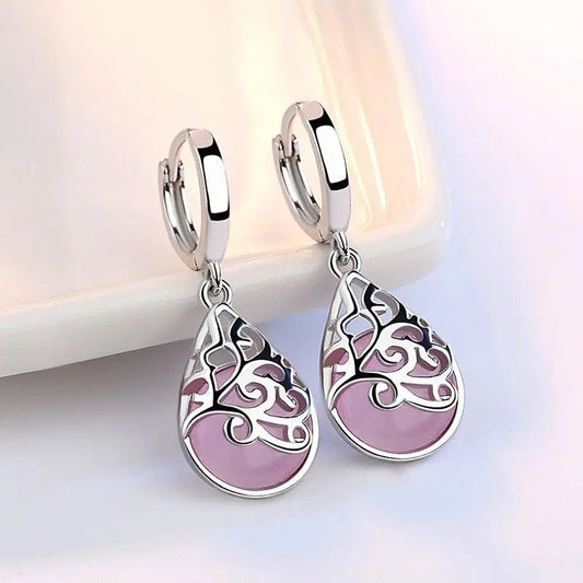 Elegante tropfenförmige Ohrhänger mit rosa Stein und filigranem Muster