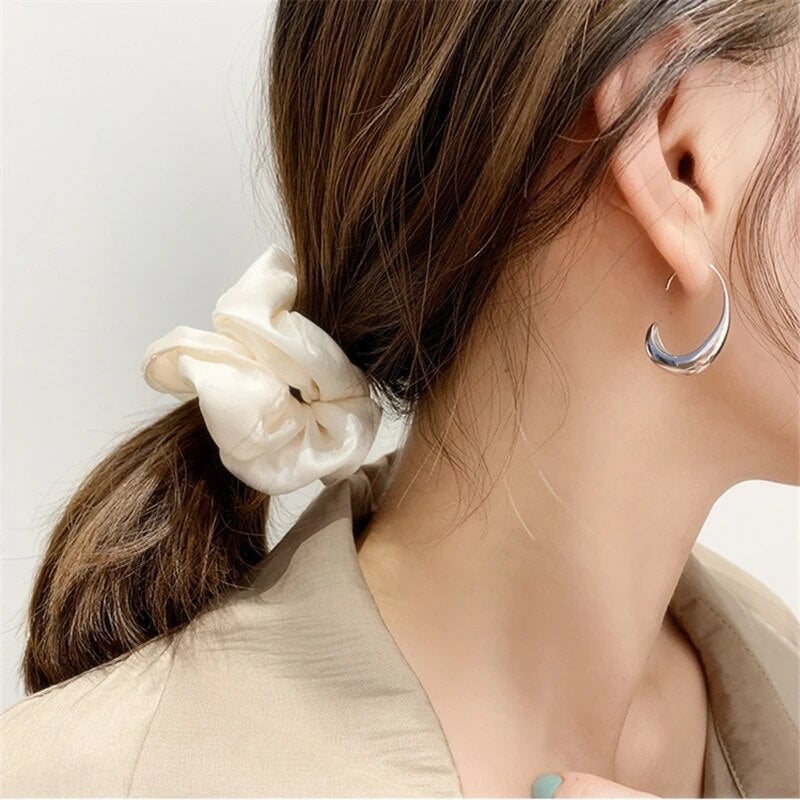 Glänzende Statement-Ohrringe für einen eleganten, modernen Look