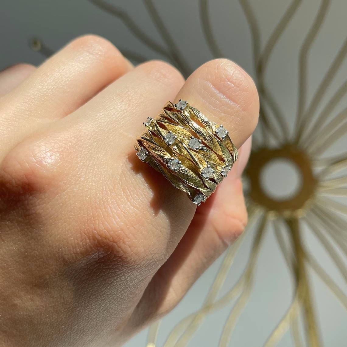 Goldener Vintage-Ring mit Steinen