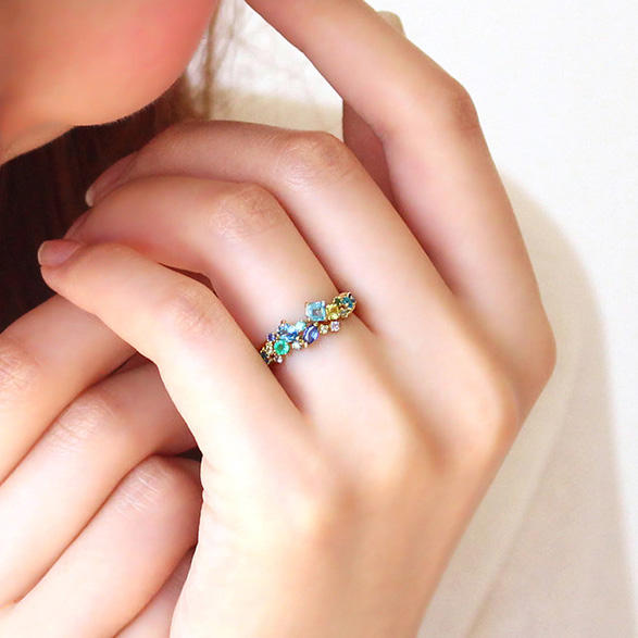 Goldener Vintage-Ring mit mehrfarbigen Edelsteinen