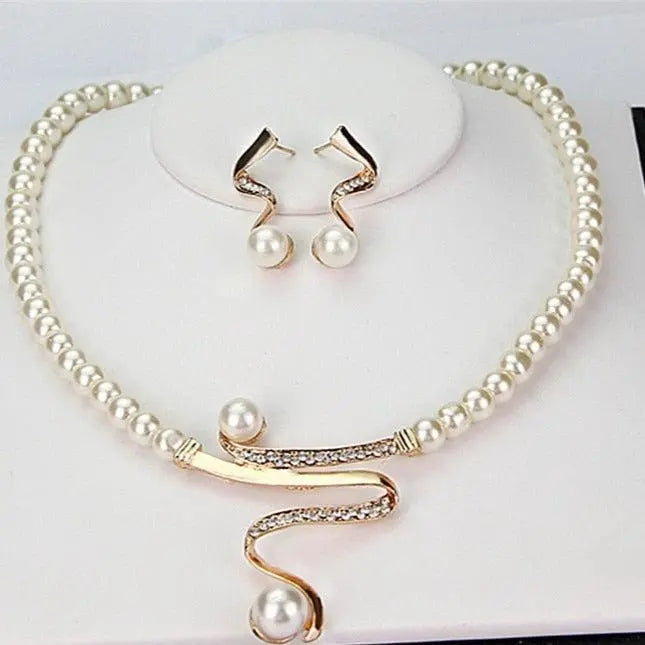 Elegantes Perlen-Schmuckset mit Zirkonia-Verzierungen und geschwungenem Design