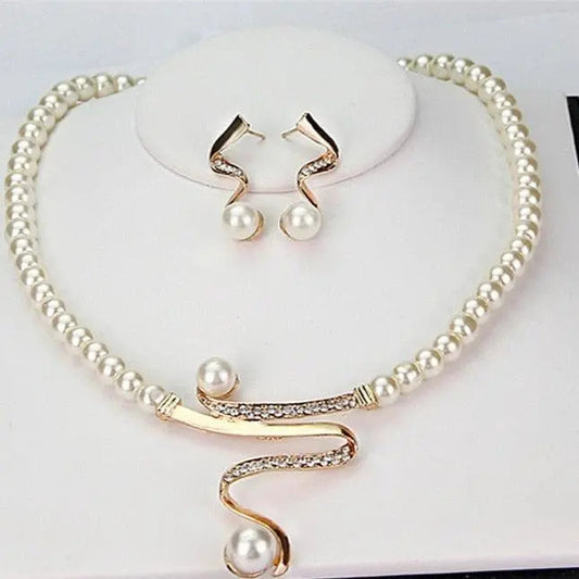 Elegantes Perlen-Schmuckset mit Zirkonia-Verzierungen und geschwungenem Design