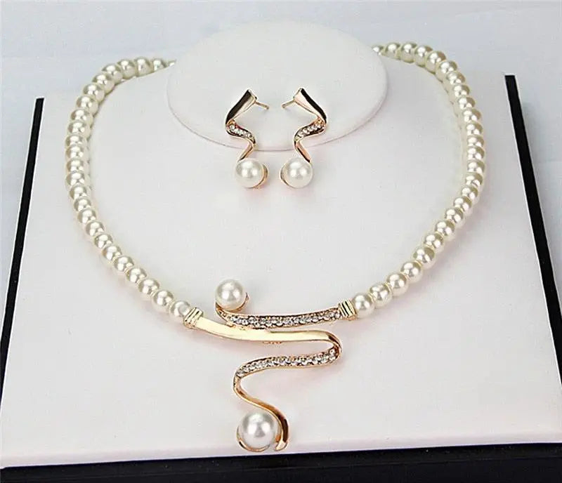 Elegantes Perlen-Schmuckset mit Zirkonia-Verzierungen und geschwungenem Design