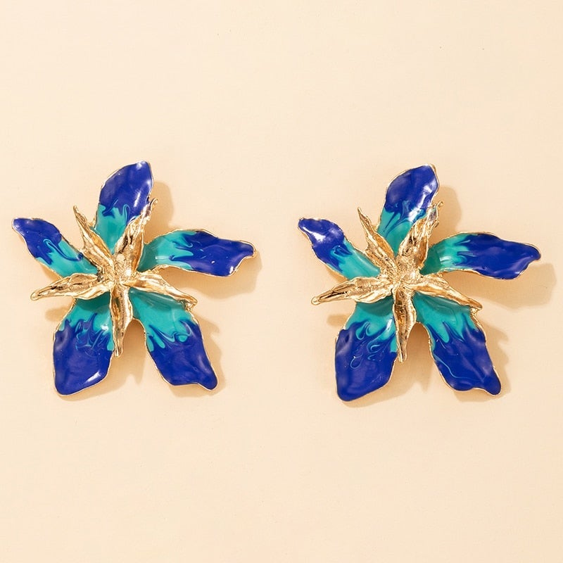 Blau-türkise Blumen-Ohrstecker für einen lebendigen Look