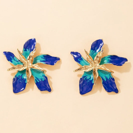 Blau-türkise Blumen-Ohrstecker für einen lebendigen Look