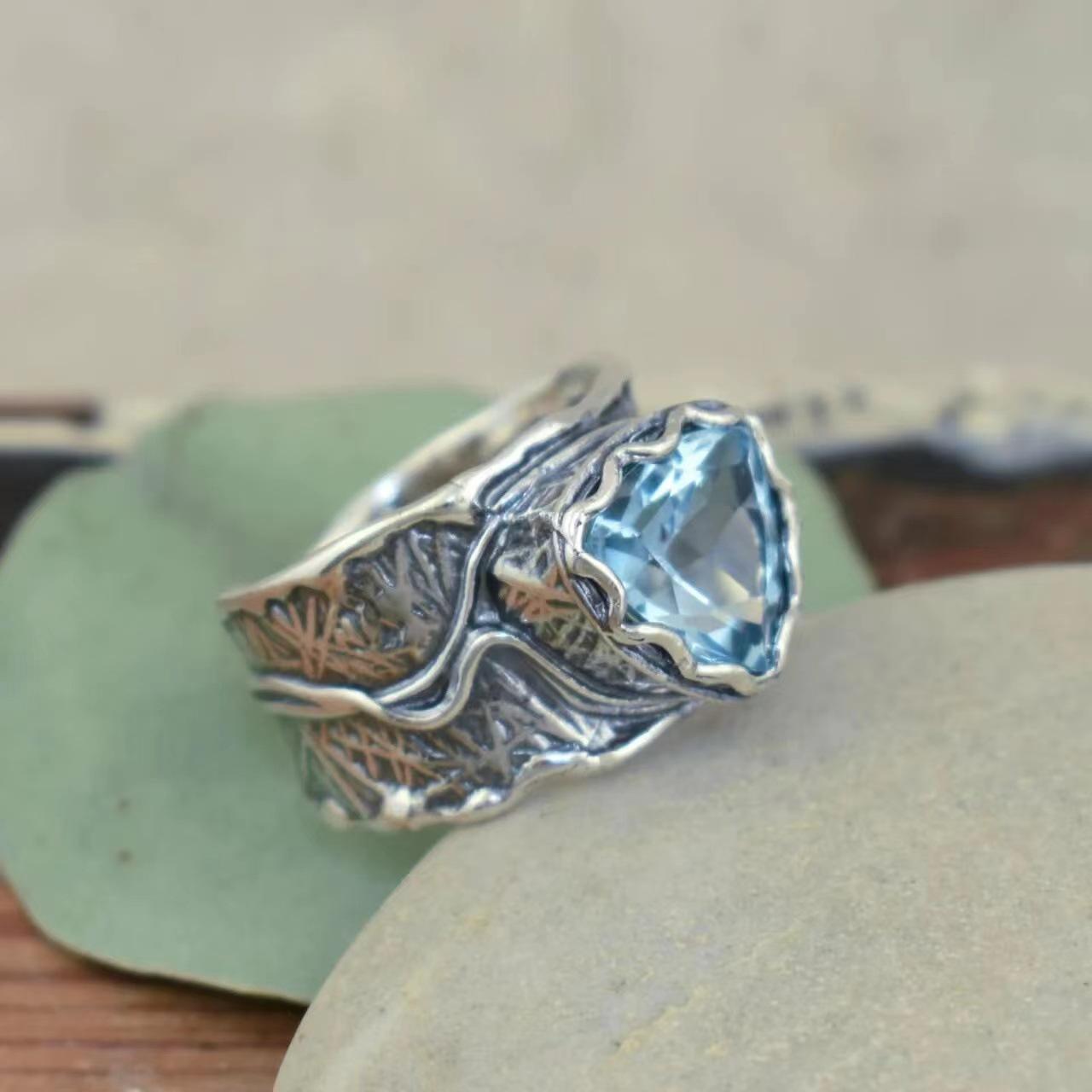 Vintage-Edelstahlring mit blauem dreieckigem Stein