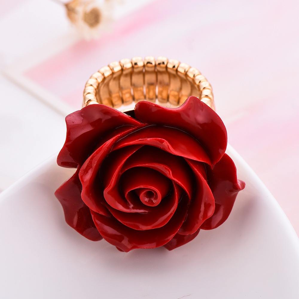 Roter Rosenring mit Goldband