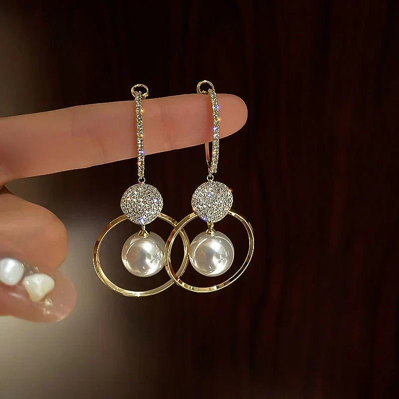 Elegante Zirkonia-Ohrringe mit glänzenden Perlen und funkelnden Kreisen