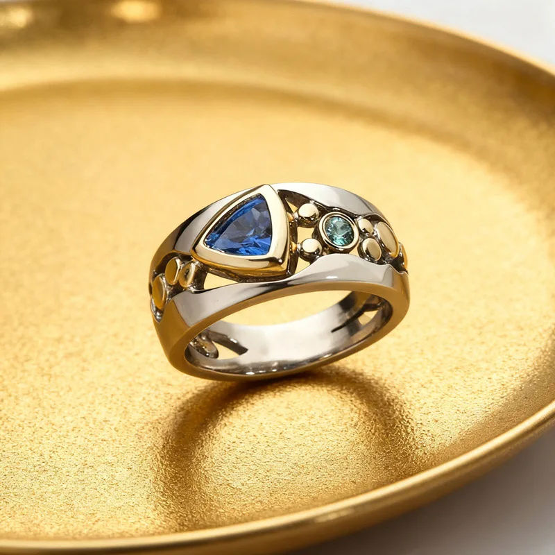 Zeitloser Ring aus Bicolor-Metall mit blauem Edelstein und Goldakzenten