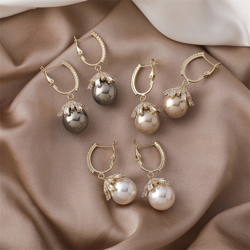 Elegante Ohrringe mit Perlen und funkelnden Zirkonia-Steinen