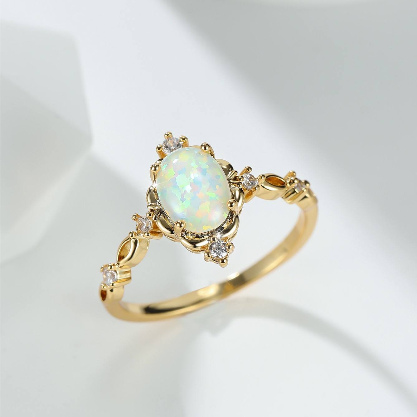 Eleganter Vintage-Ring mit Opal und Zirkonia