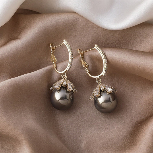 Elegante Ohrringe mit Perlen und funkelnden Zirkonia-Steinen