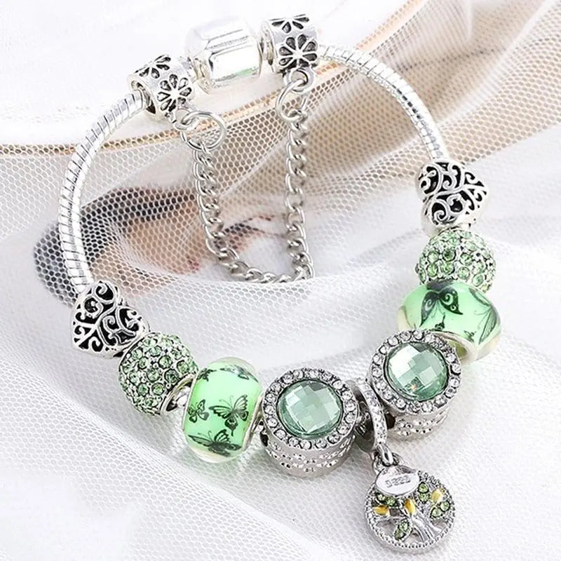 Schimmerndes Charm-Armband mit grünen Kristallen und filigranen Schmetterlingen