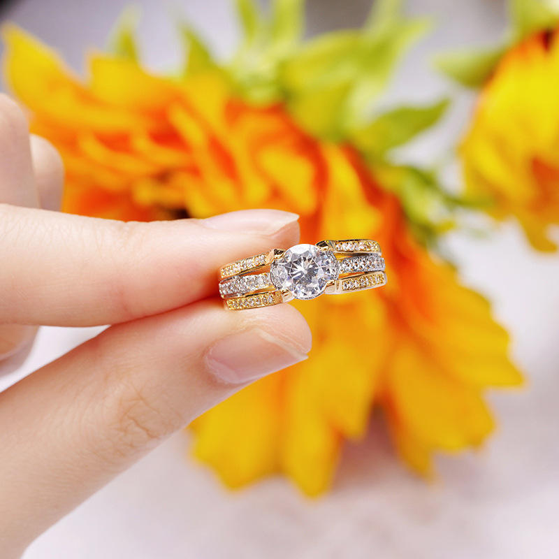 Luxuriöser Verlobungsring mit zentralem Diamant