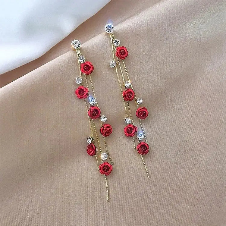 Lange Ohrhänger mit roten Rosen und Strass-Akzenten