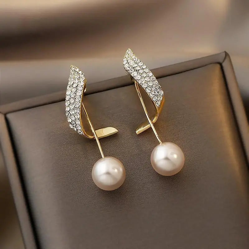 Edle Perlenohrringe mit funkelnden Strass-Akzenten für Damen