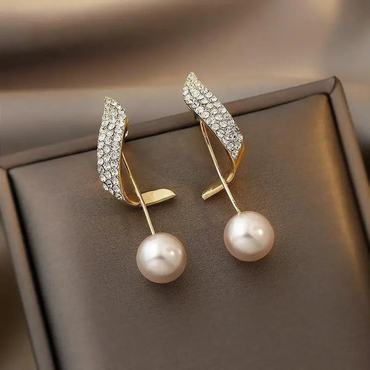 Edle Perlenohrringe mit funkelnden Strass-Akzenten für Damen