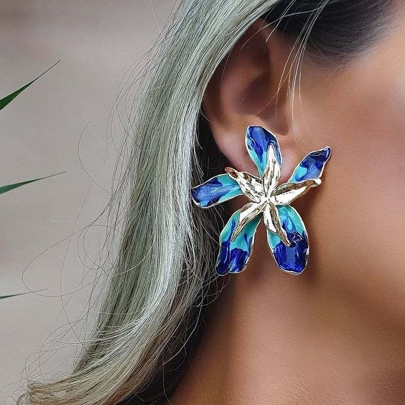 Blau-türkise Blumen-Ohrstecker für einen lebendigen Look