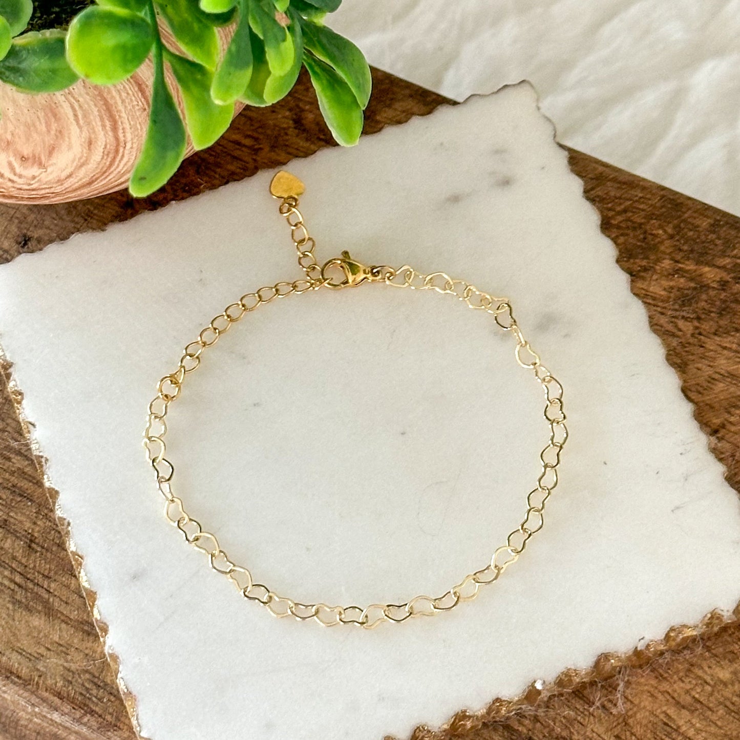 Filigranes Herz-Gliederarmband mit dezentem Schlüssel-Anhänger
