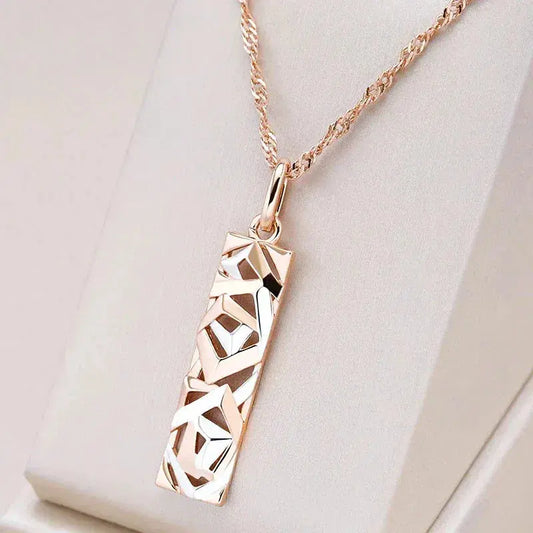 Roséfarbene Kette mit geometrisch-modernem Anhänger in Riegelform
