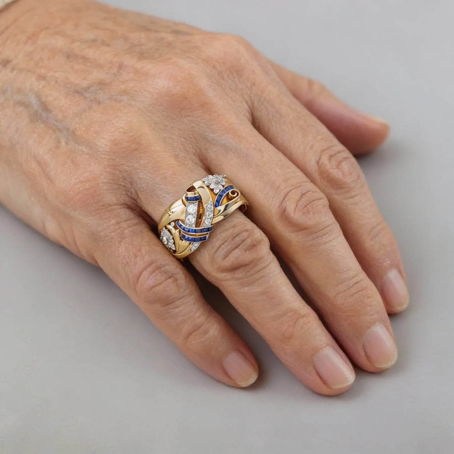 Eleganter Goldring mit Saphir und Diamanten im Vintage-Stil