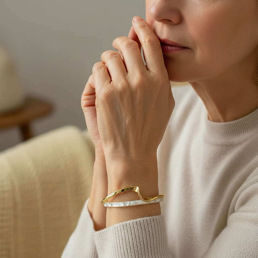 Modernes Wellen-Design Armband in Perlmutt-Optik und Metall
