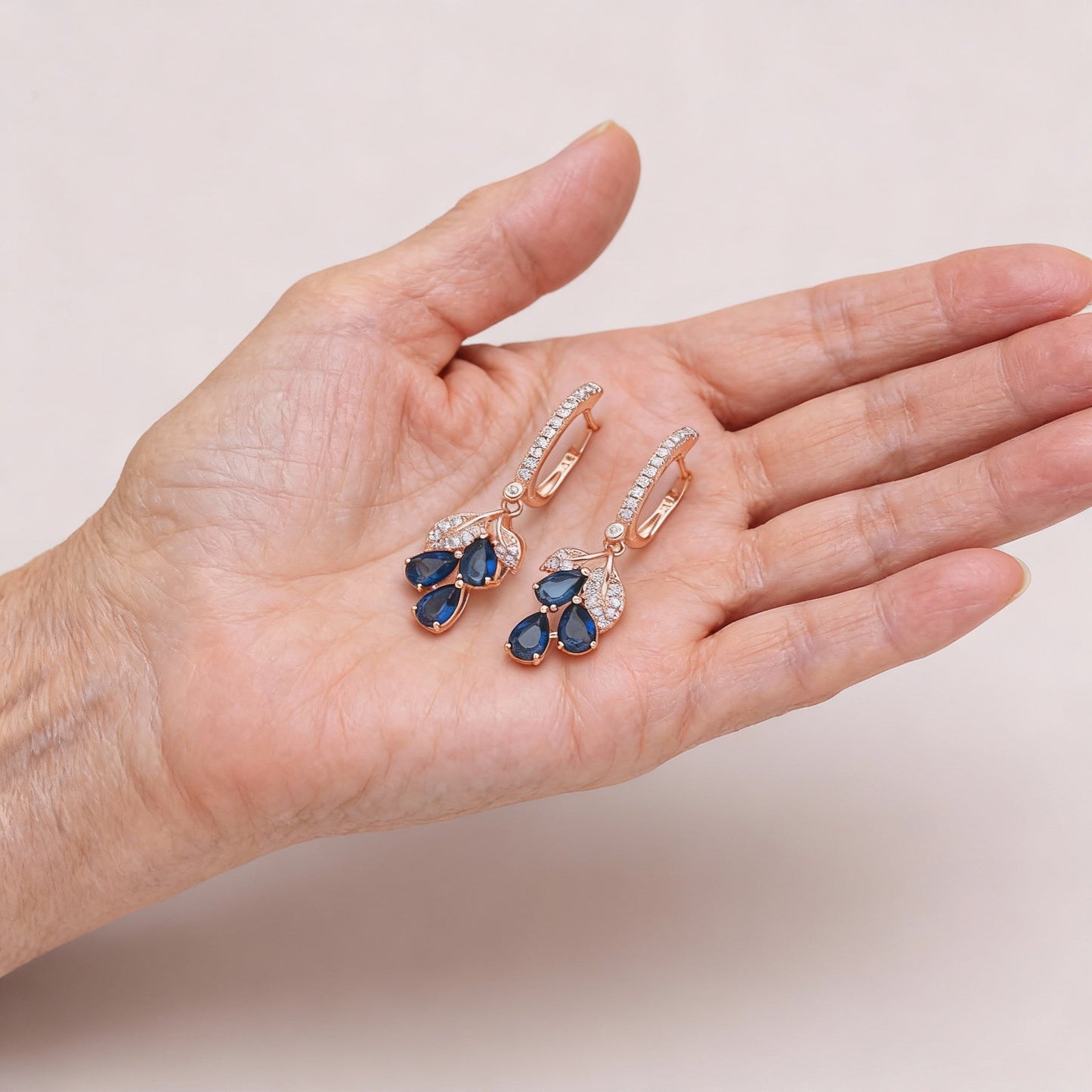 Elegante Ohrringe mit blauen Tropfen-Kristallen und funkelnden Zirkonia