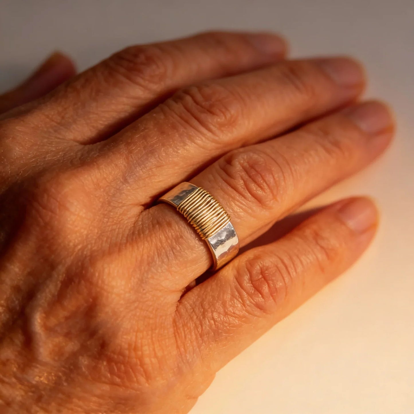 Boho-Ring mit goldenen Fasern