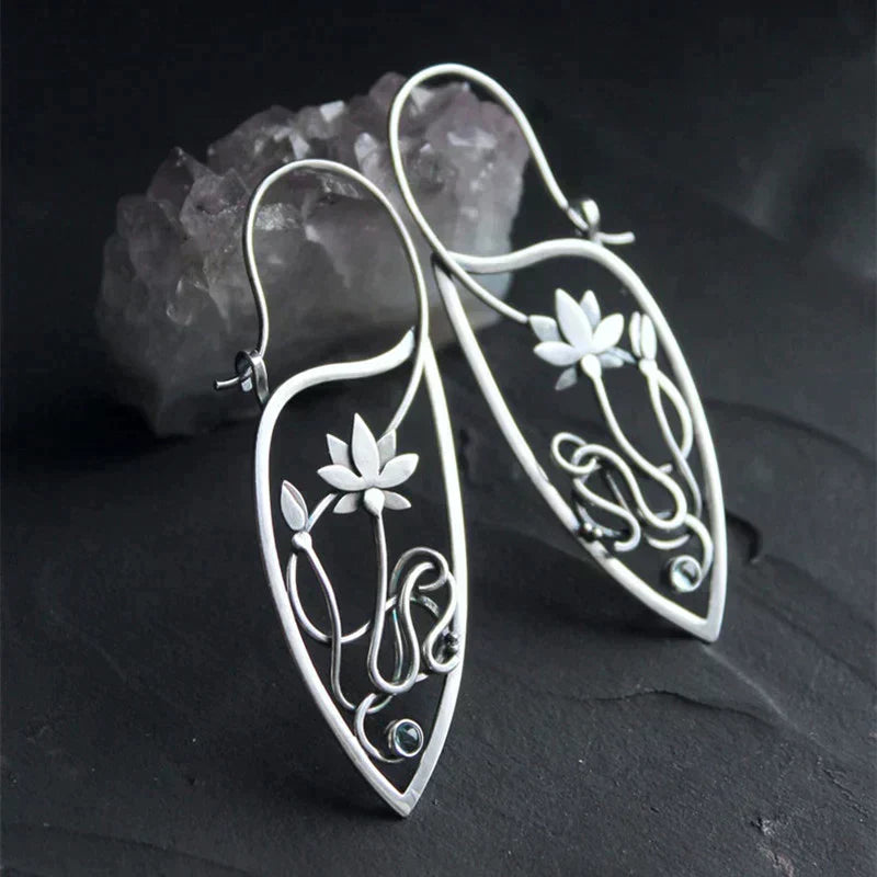 Lotusblüten Ohrringe aus oxidiertem Sterlingsilber mit feinen Details