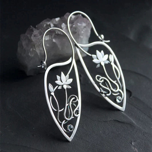 Lotusblüten Ohrringe aus oxidiertem Sterlingsilber mit feinen Details