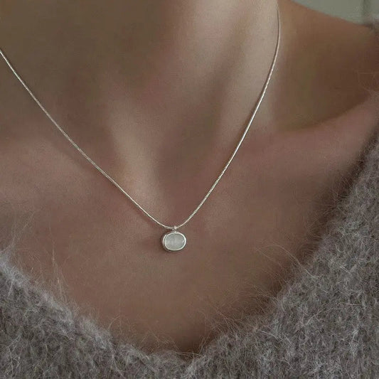 Zeitlose Halskette mit schimmerndem Mondstein-Anhänger für Eleganz