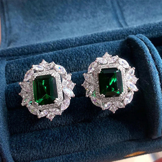 Luxuriöse Ohrstecker mit smaragdgrünem Zirkon und funkelnden Marquise-Steinen