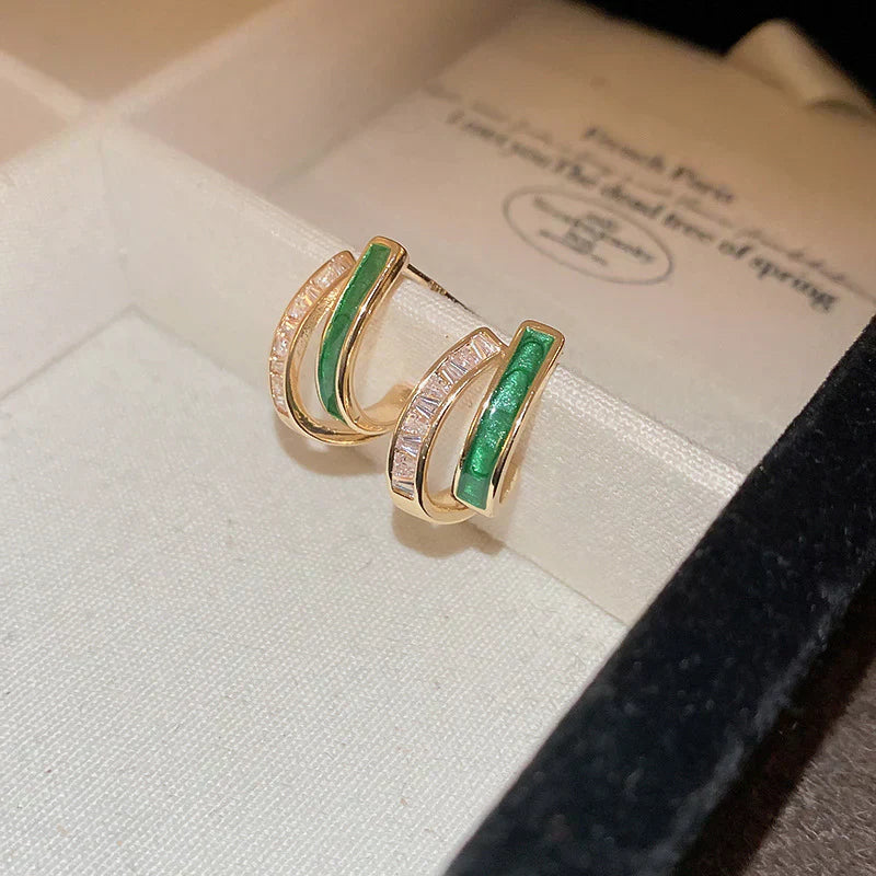 Elegante Creolen mit leuchtend grüner Emaille und funkelnden Zirkonia-Steinen