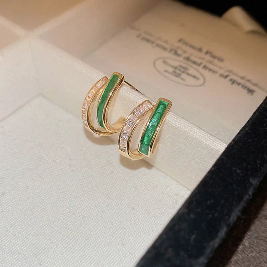 Elegante Creolen mit leuchtend grüner Emaille und funkelnden Zirkonia-Steinen