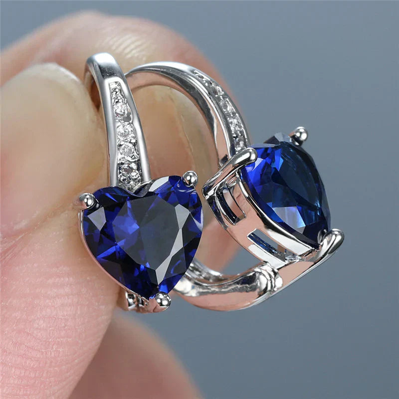 Herzförmige Ohrringe mit saphirblauen Zirkonia und funkelnden Akzenten