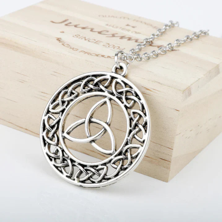 Keltische Triquetra Knoten Halskette mit filigranem Design Anhänger