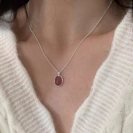 Elegante Halskette mit ovalem Erdbeerquarz-Anhänger