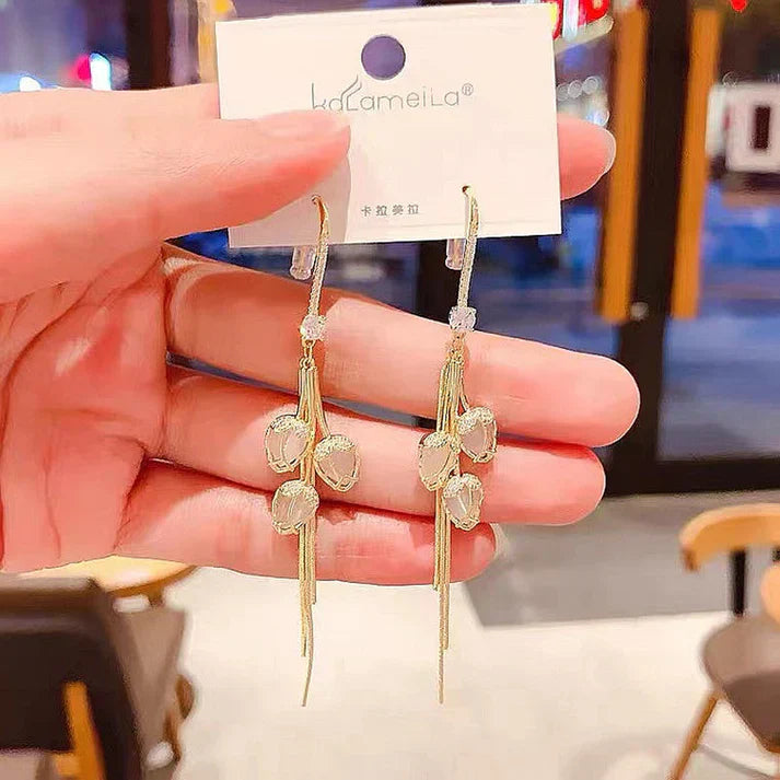 Elegante Ohrringe mit opalen Blüten und zarten Quasten