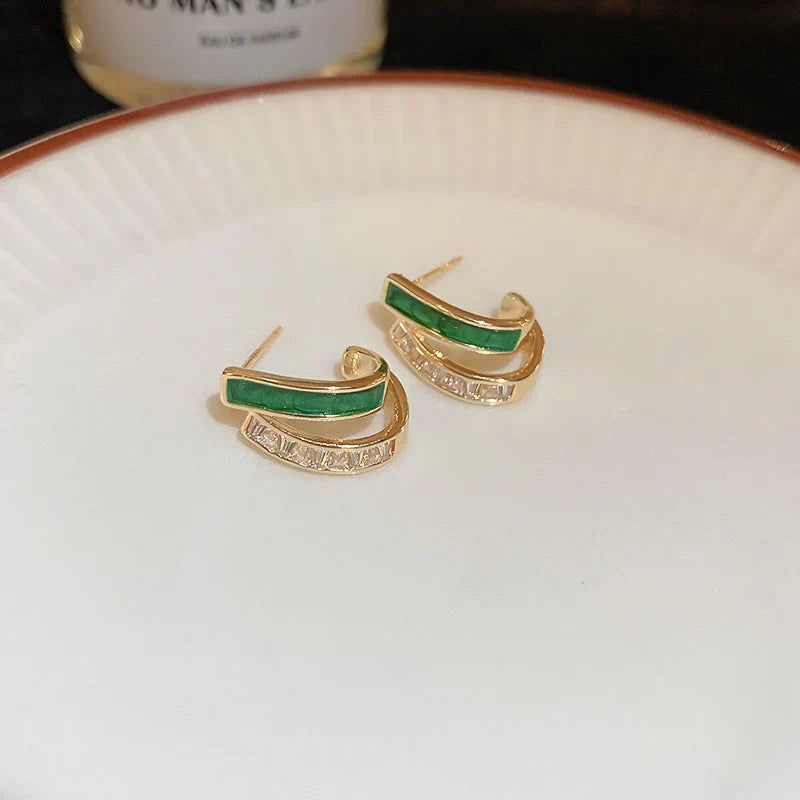 Elegante Creolen mit leuchtend grüner Emaille und funkelnden Zirkonia-Steinen