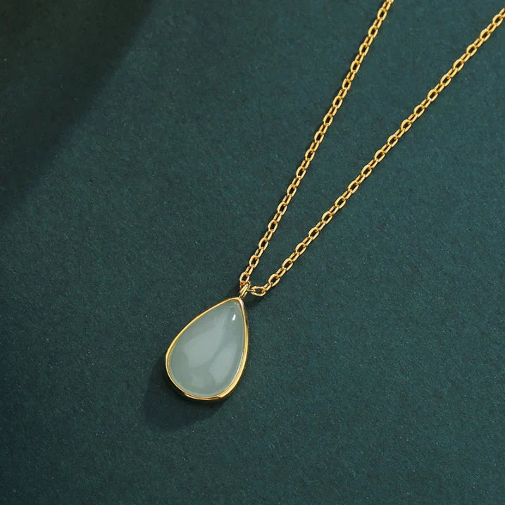 Elegante Mondstein Tropfenkette mit zartem Goldton Rahmen