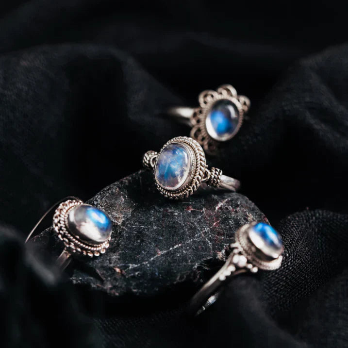 Luiza-Ring mit blauem Mondstein