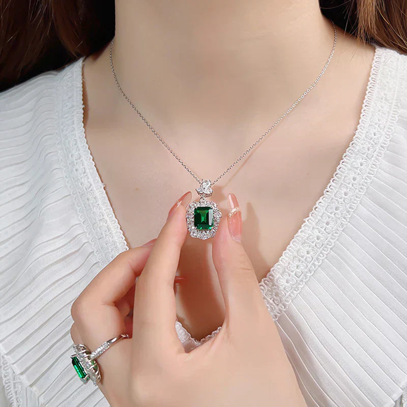 Eleganter Smaragd-Anhänger mit Zirkonia-Halo an filigraner Kette