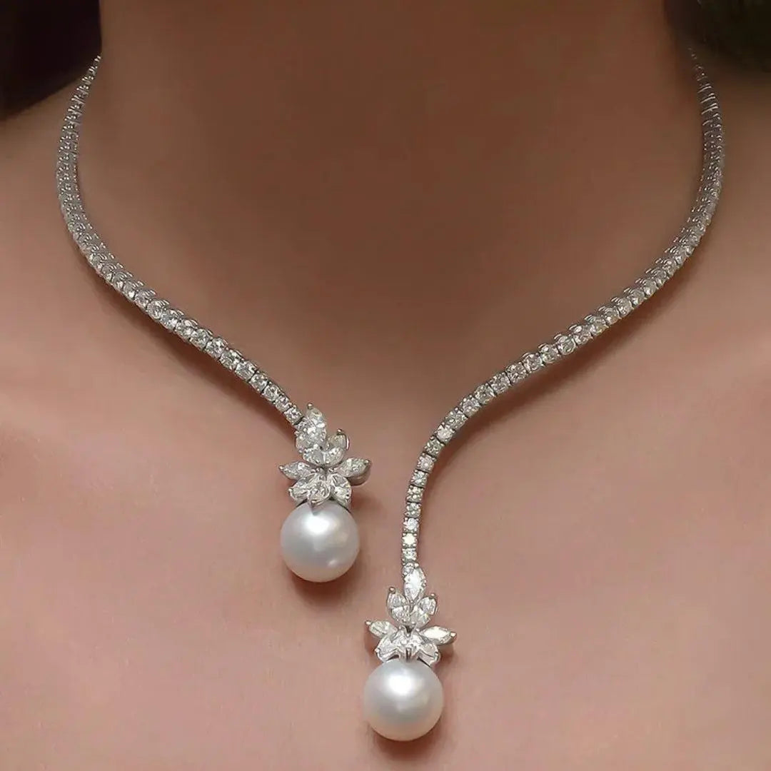 Elegantes Diamant-Collier mit schimmernden Perlen-Anhängern
