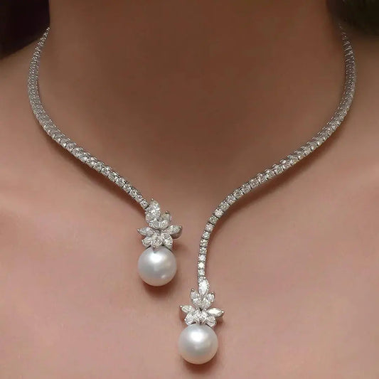 Elegantes Diamant-Collier mit schimmernden Perlen-Anhängern