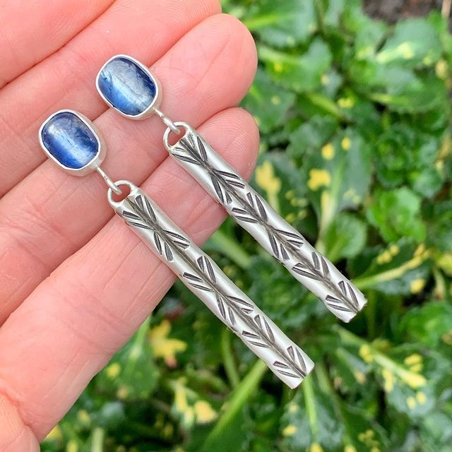 Elegante Kyanit-Ohrhänger mit graviertem Stabdesign für stilvolle Akzente